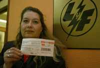 La senora Elvia Muñiz Santoyo muestra su recibo, donde aparece un excesivo cobro de energía eléctrica