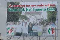 Uno de los anuncios espectaculares del Frente Juvenil Revolucionario del PRI, que hace referencia a las declaraciones del presidente municipal tras el escándalo por las tácticas de tortura impartidas a policías municipales