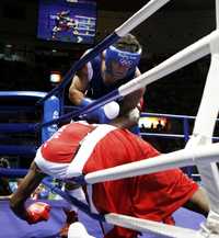 Rakhim Chakhkiev, de Rusia, venció a Osmai Acosta, de Cuba, en la semifinal de los pesos pesados