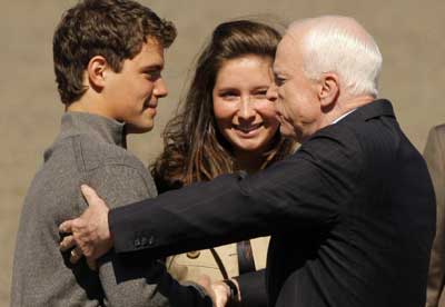 McCain intenta recomponer im&aacute;genes