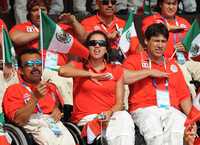 Competidores mexicanos entonan el Himno Nacional durante la apertura de la Villa Paralímpica