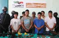 Tras rescatar a una mujer secuestrada, las autoridades de Tabasco presentaron ayer a una presunta banda de plagiarios, en la que participaban ex militares. Los detenidos contaban con vehículos, armas, dinero en efectivo y uniformes del Ejército