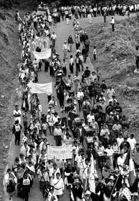 Indígenas en el campamento de Acteal