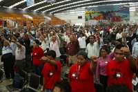 Asistentes a la inauguración del congreso constituyente del Movimiento de Liberación Nacional, realizada en Ciudad Deportiva
