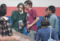 Jesús Guzmán, con collarín y huellas de golpes, salió de la agencia 50 del Ministerio Público luego de haber sido detenido durante los disturbios de la marcha del 2 de octubre