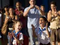 Niños cubanos junto con sus padres participan en una escuela de La Habana en un homenaje al guerrillero Ernesto Guevara