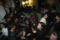 Jóvenes fuera de un antro