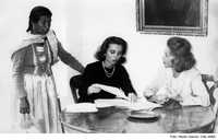 Una mujer no identificada y las escritoras Elena Poniatowska y Elena Garro en una de las 120 imágenes que comprende la exposición Aquí no pasa nada: una historia literaria del 68, que hoy se abre a las 19 horas en Brasil 37, Centro Histórico