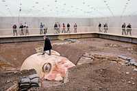 Debemos proteger los derechos humanos de los enfermos con desórdenes mentales, quienes muchas veces son ignorados, señaló Saraceno. Arriba, En las trincheras del cerebro como artista-liliputiense, de Jan Fabre, en el Kunsthaus, museo de arte en Bregenz, Austria