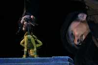 El titiritero que manipula las marionetas de la compañía que dirige Yoshiya Yamamoto, no está escondido, aparece en el escenario. Kawasemi-za presenta Poema silencioso en Guanajuato