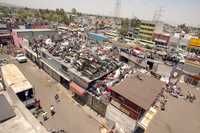 De acuerdo con un informe de la Consejería Jurídica del Gobierno del Distrito Federal, 20 personas solicitaron indemnización al verse afectadas por la expropiación del predio La Ford, en Iztapalapa, y a 10 de ellas ya se les pagó. En la imagen, aspecto de la demolición de los negocios, en abril del año pasado