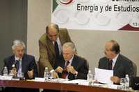Los senadores Ricardo García Cervantes, del PAN; Francisco Labastida, del PRI, y los perredistas Pablo Gómez (de pie) y Graco Ramírez, durante la reunión de las comisiones de Energía y de Estudios Legislativos, en la Torre del Caballito