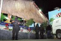 Presencia policial tras el ataque que lanzó un comando contra el restaurante de mariscos Negro Durazo, en la zona céntrica de la fronteriza ciudad de Tijuana, Baja California, la noche del domingo pasado, con un saldo de tres personas muertas. Una de las víctimas se cree que era fotógrafo del lugar