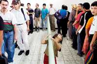 Ciudadanos guatemaltecos hacen fila para adquirir desayunos baratos (un quetzal, cinco centavos de dólar) que expende el gobierno en un comedor de la capital del país centroamericano, a finales de septiembre pasado. Los comedores populares fueron creados para mejorar la ingesta nutricional de las personas más necesitadas