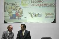 Benito Mirón Lince, secretario de Trabajo y Fomento al Empleo, y Marcelo Ebrard Casaubon, jefe de Gobierno del Distrito Federal, durante la celebración del primer aniversario del seguro del desempleo