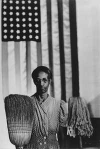 Los expertos consideran que el estudio ofrece una posible explicación de la falta de maleabilidad de las creencias de individuos que tienen fuertes convicciones políticas. La imagen, una impresión en plata de Gordon Parks, titulada American Gothic y realizada en 1942, forma parte de la exposición itinerante Bare Witness (Testigo desnudo), que abrirá esta semana en el Museo de Arte de Delaware  y que ofrece a los visitantes una provocadora introducción al trabajo de Parks. La muestra, que estuvo el año pasado en la Universidad de Stanford, recorrerá otros tres museos de Estados Unidos