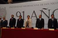 Aparecen en la imagen, el gobernador de Michoacán, Leonel Godoy; el doctor Juan Ramón de la Fuente; la rectora de la Universidad Michoacana de San Nicolás de Hidalgo, Silvia Figueroa, y otros académicos de esta institución