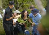 En imagen del pasado 25 de septiembre, la madre de un joven que estaba desaparecido, luego de reconocer el cuerpo de su hijo, cuyos restos fueron exhumados con los de otros tres hombres, en la provincia de Ocaña, noreste colombiano. Las causas de estos asesinatos son investigadas por la fiscalía general