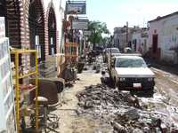 Los habitantes siguen limpiando viviendas, comercios y calles convertidos en lodazales