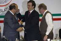 El jefe de Gobierno del Distrito Federal, Marcelo Ebrard, acudió ayer al Palacio Legislativo de San Lázaro a una reunión con integrantes de la Comisión de Presupuesto. Lo acompañan el presidente de la mesa directiva, Horacio Duarte, y el presidente de la Junta de Coordinación Política de la Cámara de Diputados, Javier González Garza