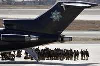 Paracaidistas y fusileros de la Marina llegan a Tijuana, Baja California, este viernes, para desplegarse en la zona, como parte de las tareas de seguridad del gobierno federal contra el crimen organizado