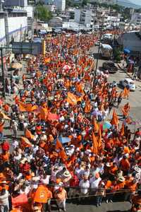 Luis Walton Aburto y cientos de seguidores marcharon ayer en Acapulco para rechazar los resultados de la elección de alcalde
