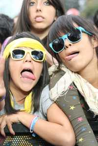 Arriba, Trent Reznor y su Nine Inch Nails ofrecieron un concierto de 90 minutos, en un ambiente frío, que no menguó el ánimo