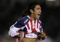 Marco Fabián, del Guadalajara, festeja el gol que le anotó a los millonarios en su estadio