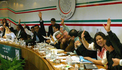 Sin an&aacute;lisis ni debate aprueban dict&aacute;menes de reforma energ&eacute;tica