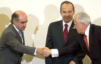 El secretario de Comunicaciones y Transportes, Luis Téllez; el presidente Felipe Calderón y el presidente entrante de la Canacar, Jorge Cárdenas Romo, ayer durante la 19 asamblea general ordinaria y toma de protesta de la Cámara Nacional del Autotransporte de Carga