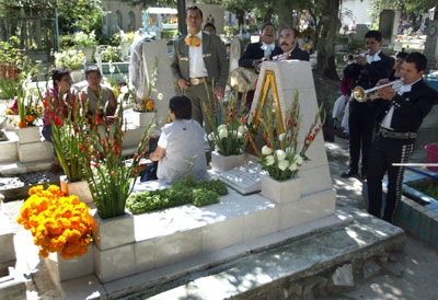 Casi un mill&oacute;n de capitalinos acudieron a los panteones
