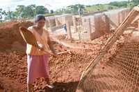 Un año después de que el gobernador de Chiapas, Juan Sabines, se comprometió a reubicar a los damnificados por el deslave y las inundaciones en Ostuacán, las obras están prácticamente paradas