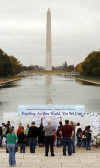 Miles de mensajes de apoyo a Barack Obama en el obelisco, en Washington