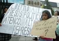 En imagen de archivo, protesta de grupos feministas ante la PGR por los abusos cometidos por policías contra mujeres de San Salvador Atenco