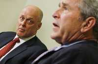 El secretario del Tesoro estadunidense, Henry Paulson, y el presidente George W. Bush, durante una conferencia de prensa en Washington