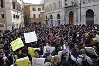 Miles de estudiantes se congregaron frente al Parlamento italiano para protestar por el recorte de fondos para la investigación científica así como para la formación artística y musical, decidido por el gobierno de Silvio Berlusconi