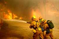Los fuertes vientos han dificultado la labor de los bomberos. De acuerdo con los reportes más recientes, las llamas ya se extendieron a las comunidades de Yorbalinda, Corona y Brea. La foto corresponde a la población de Granada Hills