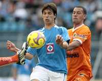 El jaguar Ismael Fuentes, quien salió expulsado, marca al celeste Pablo Zeballos