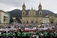 Miles de clientes de DMG se manifestaron ayer en Bogotá en contra del cierre de la empresa que vendía tarjetas de prepago para adquirir electrodomésticos y otras mercancías y que ahora está bajo sospecha de blanquear dinero del narcotráfico