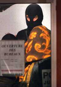 El supuesto jefe militar y de comandos de ETA, Garakoitz Aspiazu Rubina, alias Txeroki  (con el cobertor), sale de la estación de policía en Cauterets para su traslado a Bayona, en el sureste de Francia