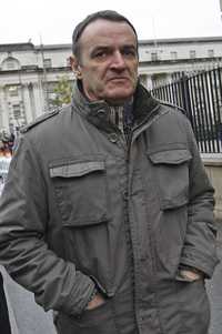 Iñaki de Juana Chaos se presenta voluntariamente en el complejo judicial de Langaside, Irlanda del Norte, en respuesta a la orden europea de detención que enfrenta desde la semana pasada por "enaltecimiento de terrorismo"