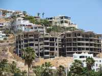 Los sectores de la construcción y bienes raíces son de los más afectados por la crisis económica en el municipio de Cabo San Lucas, donde unos 4 mil trabajadores han perdido su empleo en los últimos meses