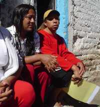 José Luis González y Francisco Jasso denunciaron que son víctimas de abusos policiacos sólo por ser homosexuales y vestirse de mujer