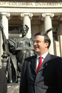 El jefe de Gobierno del Distrito Federal, Marcelo Ebrard Casaubon, tras pronunciar una conferencia magistral ante estudiantes de posgrado, investigadores y profesores de la Universidad Columbia, en Nueva York