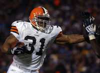 El corredor de Cafés Jamal Lewis festeja un gol de campo de su equipo contra Buffalo