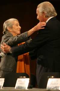 La escritora sudafricana y premio Nobel Nadine Gordimer saludó ayer a Carlos Fuentes. La escena, en la Sala Nezahualcóyotl