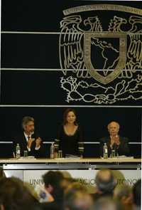 El director del IPN, Enrique Villa Rivera; la titular de la SEP, Josefina Vázquez Mota, y el rector de la UNAM, José Narro Robles, durante la firma del convenio de educación superior a distancia