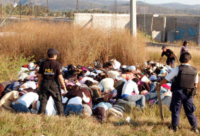 Se enfrentan polic&iacute;as y normalistas en Michoac&aacute;n