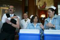 José Ángel Córdova Villalobos se alista para que lo vacunen contra la influenza, en la sede de la Secretaría de Salud