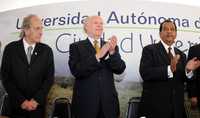 Teodoro González de León y los rectores de la UNAM, José Narro Robles, y de la UAC, Mario Alberto Ochoa Rivera, en la sesión del Consejo Universitario de la institución coahuilense